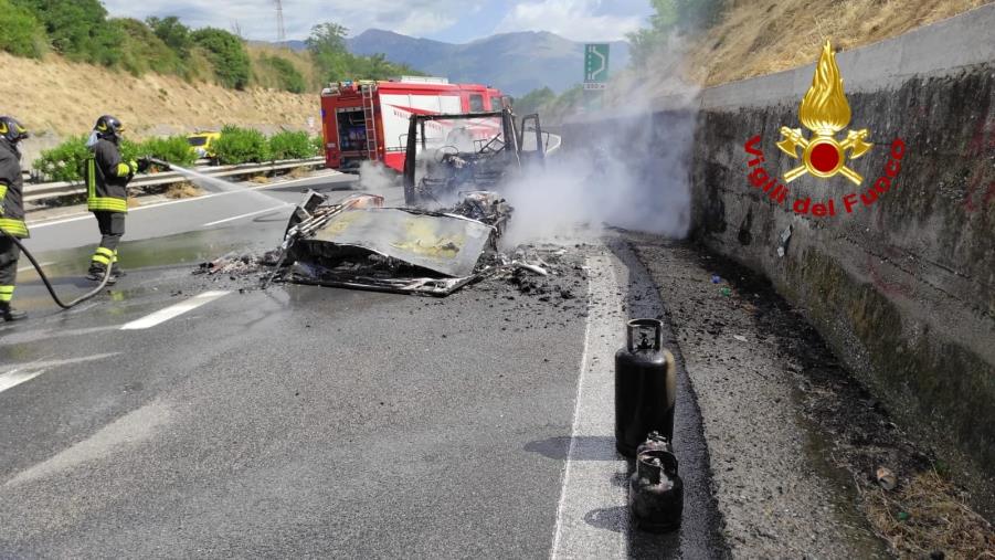 Un camper va in fiamme sull'autostrada tra Sibari e Frascineto: illesi i passeggeri images Un camper va in fiamme sull'autostrada tra Sibari e Frascineto: illesi i passeggeri