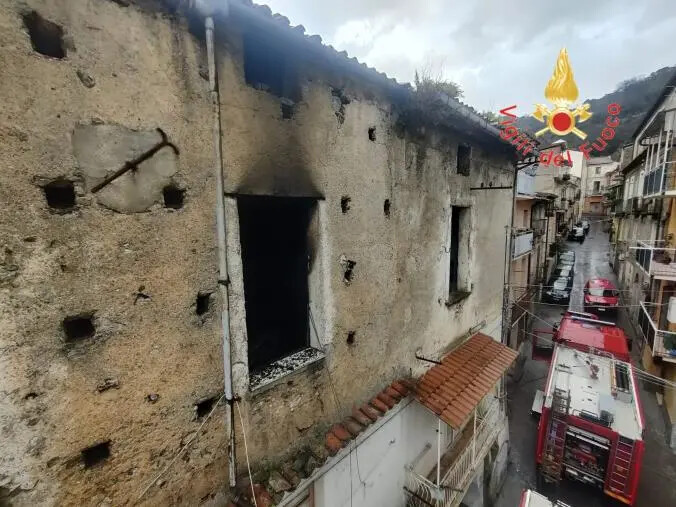 In fiamme un rudere nel centro di Lamezia Terme: l'intervento dei vigili del fuoco images In fiamme un rudere nel centro di Lamezia Terme: l'intervento dei vigili del fuoco