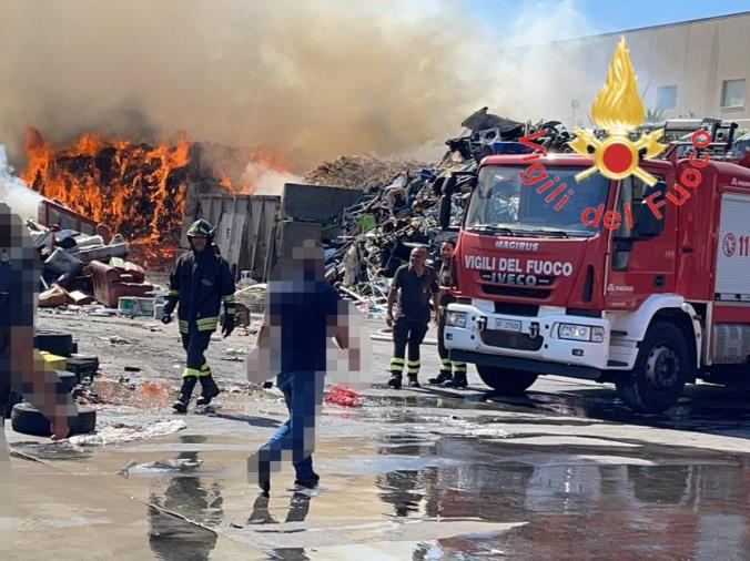 images Campo Calabro. Incendio nel piazzale di una ditta di stoccaggio e smaltimento rifiuti  