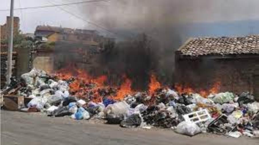 Incendio rifiuti a Reggio Calabria, 3 misure cautelari images Incendio rifiuti a Reggio Calabria, 3 misure cautelari