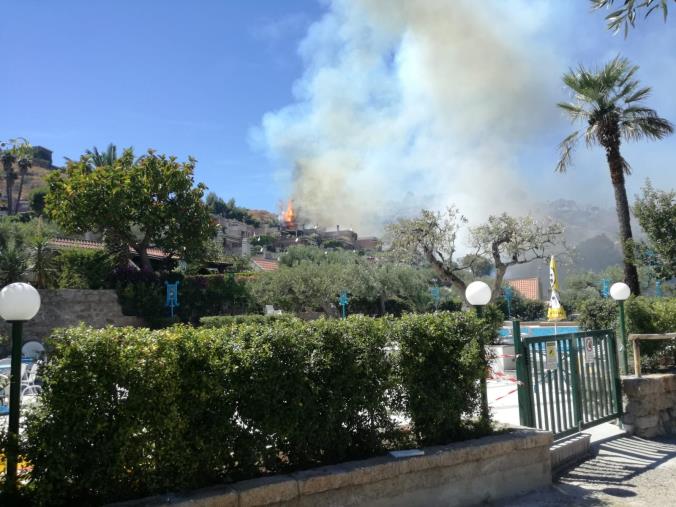 La fiamme minacciano le abitazioni a Santa Maria del Mare Torrazzo images La fiamme minacciano le abitazioni a Santa Maria del Mare Torrazzo