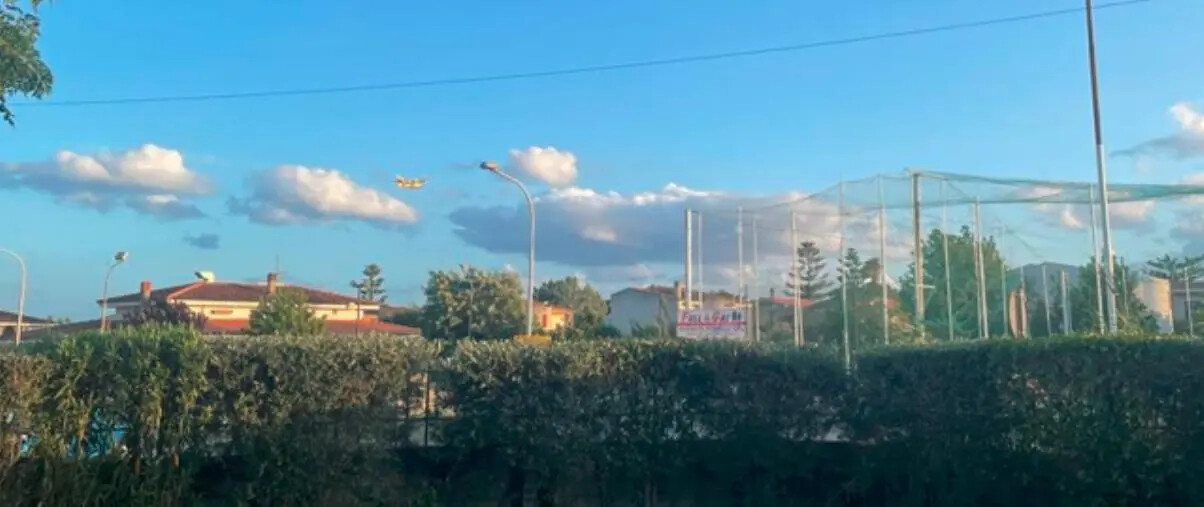 images Brucia ancora Soveria Simeri: in azione elicottero e canadair  