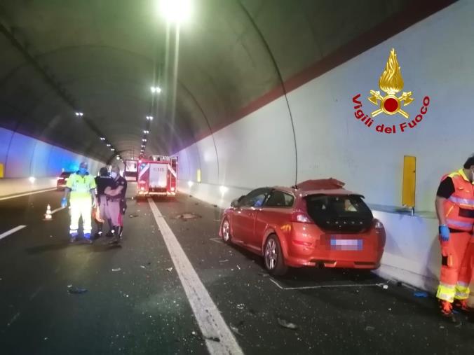 images Incidente in galleria sull'autostrada dopo lo svincolo di Tarsia: morto un finanziere