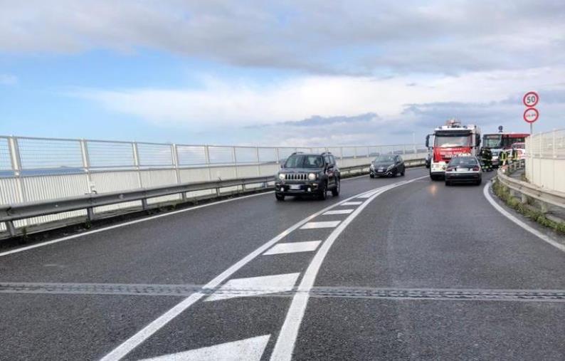 Incidente sulla tangenziale nord: coinvolta automedica della Croce verde. Nessun ferito images Incidente sulla tangenziale nord: coinvolta automedica della Croce verde. Nessun ferito