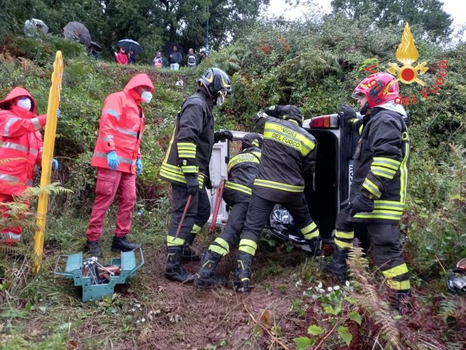 Lamezia Terme. Perde il controllo dell'auto e finisce in una scarpata: 55enne trasferito in ospedale con l'elisoccorso images Lamezia Terme. Perde il controllo dell'auto e finisce in una scarpata: 55enne trasferito in ospedale con l'elisoccorso