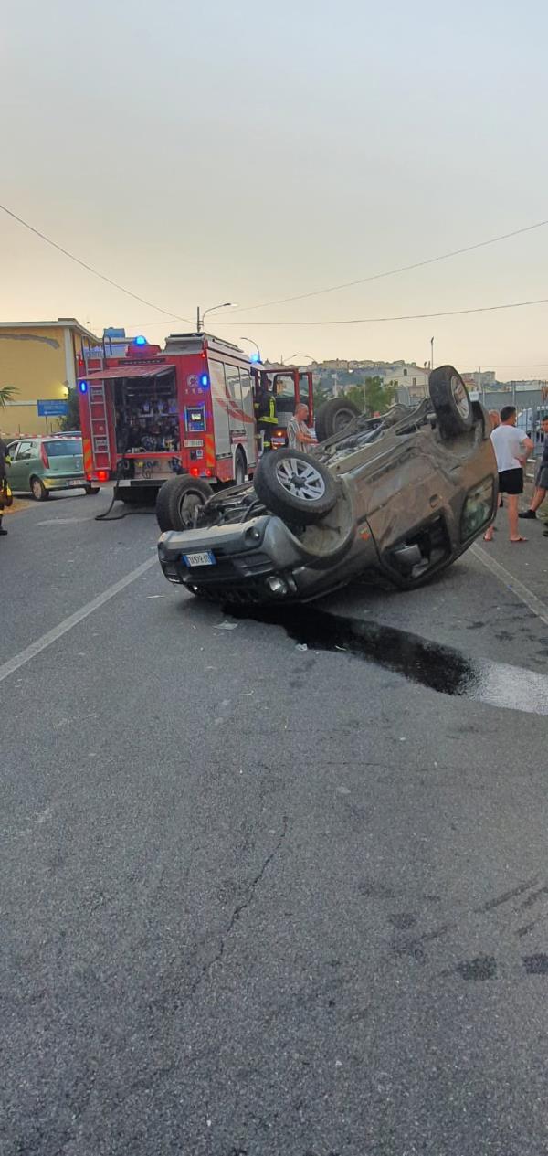 Catanzaro, auto si ribalta su Viale Cassiodoro dopo essersi scontrata con un'altra vettura   images Catanzaro, auto si ribalta su Viale Cassiodoro dopo essersi scontrata con un'altra vettura