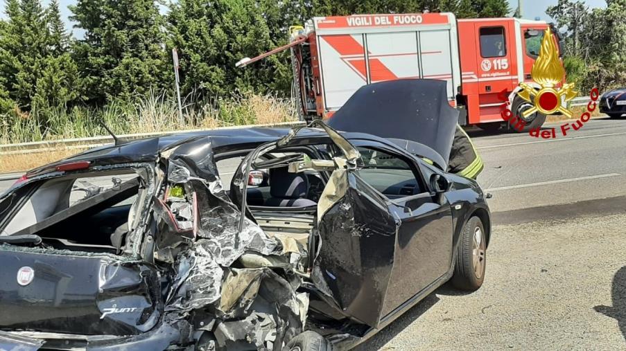 images Incidente a Simeri Mare: coinvolti due mezzi. Un conducente è in ospedale