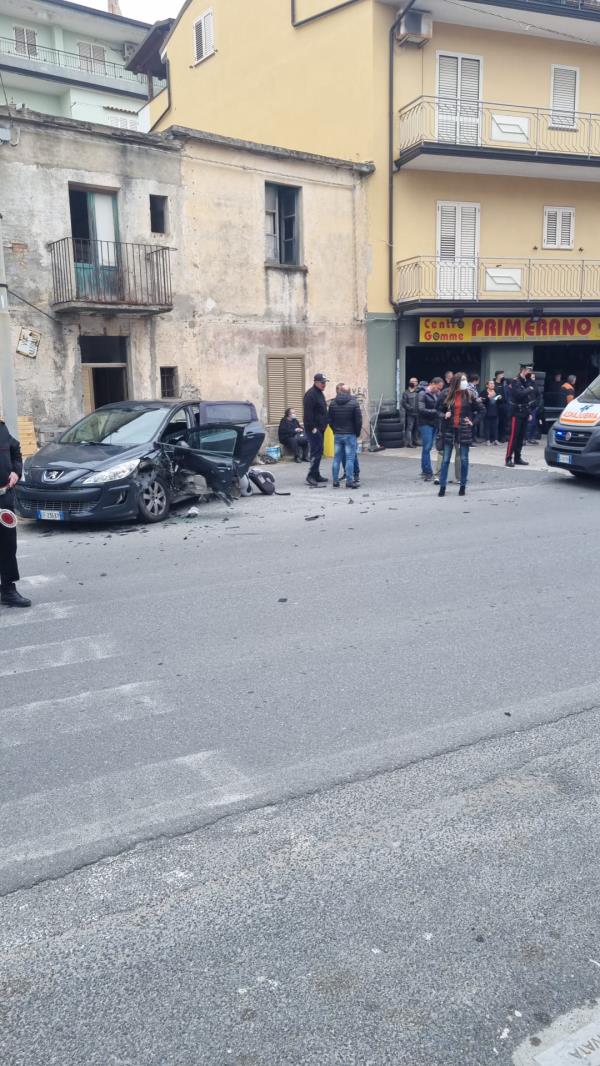 images Incidente tra auto a Badolato: grave una donna finita col mezzo nei locali di un gommista
