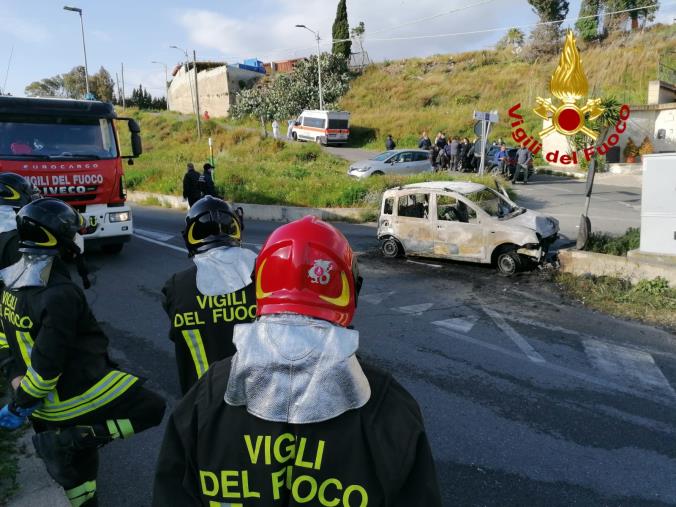 images Tragedia a Catanzaro. Perde il controllo dell'auto e sbatte contro un muretto: morto un 22enne