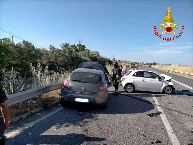 Crotone. Incidente fra due auto sulla SS 106: una 27enne trasportata in ospedale images Crotone. Incidente fra due auto sulla SS 106: una 27enne trasportata in ospedale