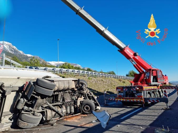 images Morano, tir ribaltato sull'Autostrada del mediterraneo: morto l'autista 