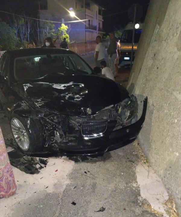 Catanzaro, scontro tra due auto in centro: un ferito images Catanzaro, scontro tra due auto in centro: un ferito