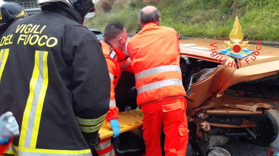 images Incidente sulla 106 in zona Rebus con due feriti trasportati in ospedale: traffico bloccato
