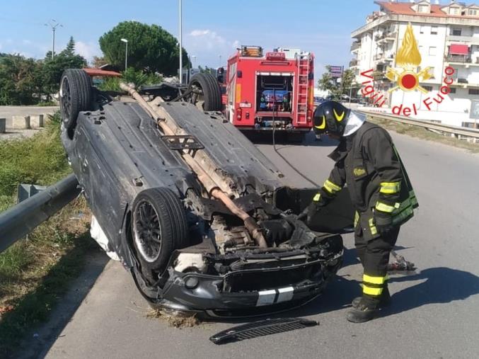 Scontro fra due auto allo svincolo autostradale di Torano: quattro feriti. Strada chiusa images Scontro fra due auto allo svincolo autostradale di Torano: quattro feriti. Strada chiusa