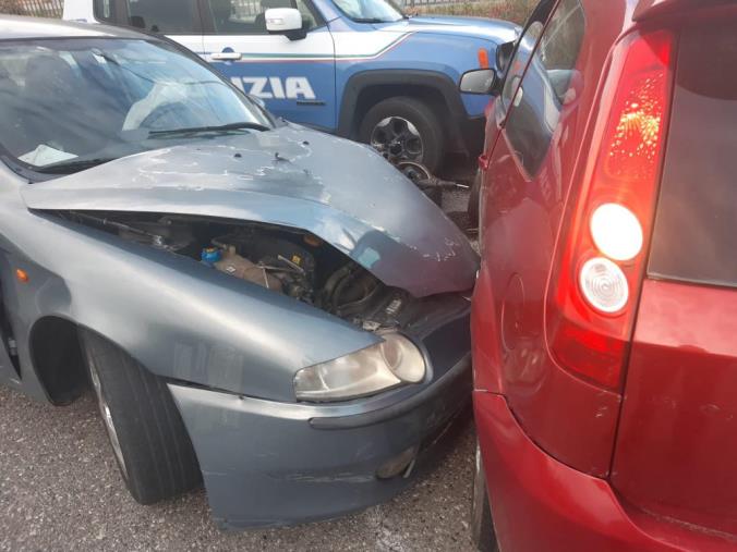 Catanzaro. Due rom provano a sfuggire alla polizia e contromano a Santa Maria causano un incidente images Catanzaro. Due rom provano a sfuggire alla polizia e contromano a Santa Maria causano un incidente