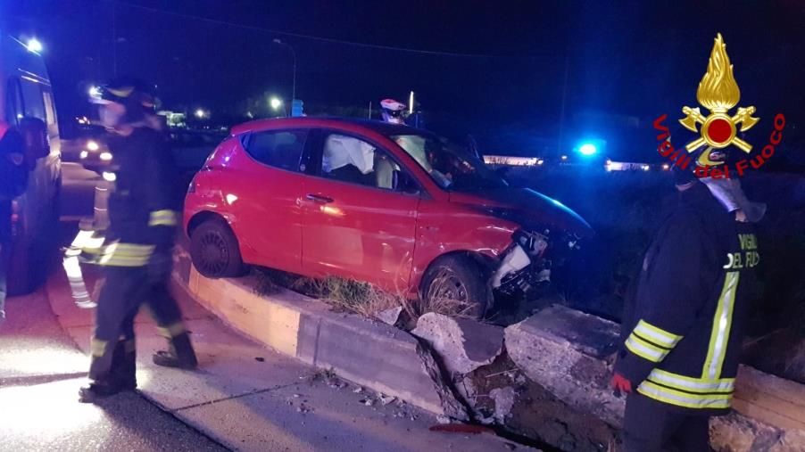 Simeri. Un'auto va a sbattere contro un palo della luce sulla 106: ferita una coppia images Simeri. Un'auto va a sbattere contro un palo della luce sulla 106: ferita una coppia