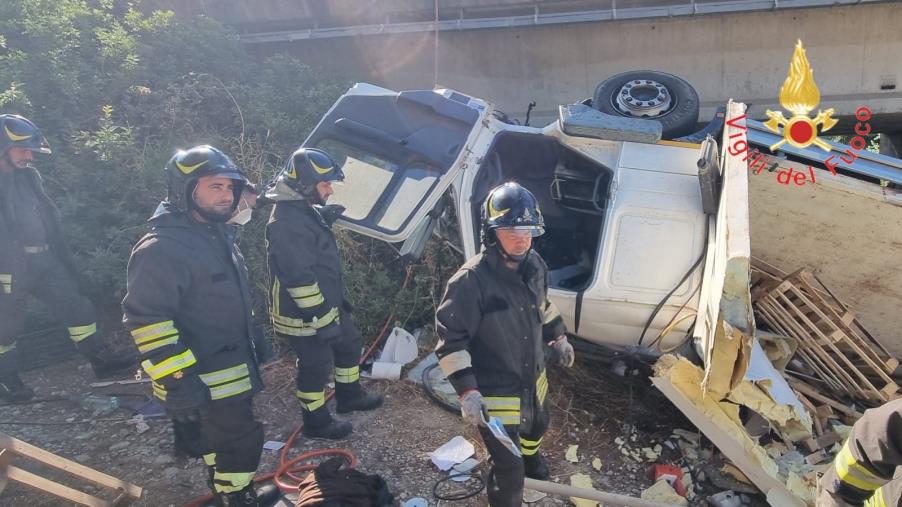 Sangue sulla SS 106, autoarticolato si ribalta a Trebisacce: morto il conducente images Sangue sulla SS 106, autoarticolato si ribalta a Trebisacce: morto il conducente