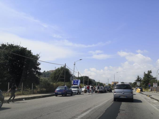 Incidente in via Curtatone, a Catanzaro. Traffico rallentato images Incidente in via Curtatone, a Catanzaro. Traffico rallentato