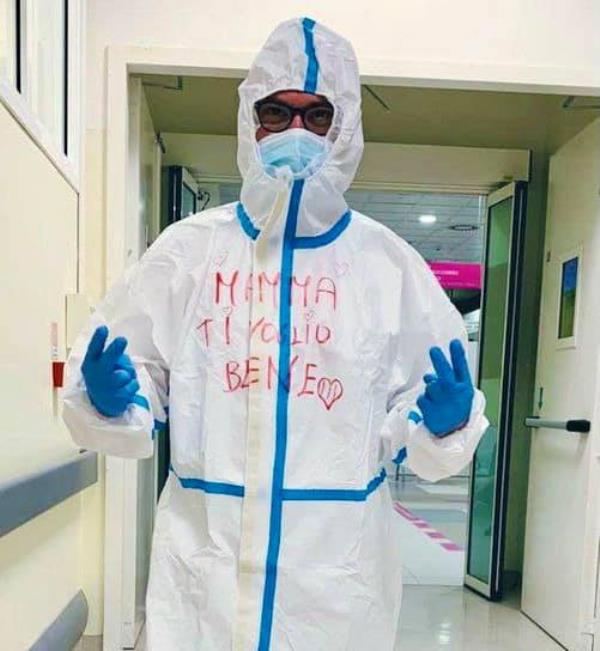 Non vede la madre da mesi: sulla tuta, il messaggio di un infermiere calabrese dal "Sant'Orsola" di Bologna: "Ti voglio bene" images Non vede la madre da mesi: sulla tuta, il messaggio di un infermiere calabrese dal "Sant'Orsola" di Bologna: "Ti voglio bene"