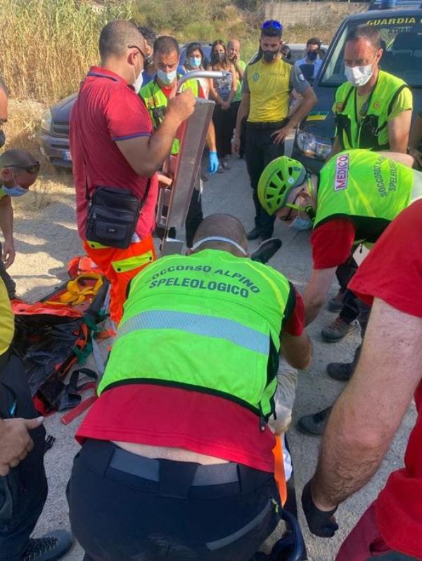 images Cade e si frattura il femore: il soccorso alpino salva un 70enne di Rossano