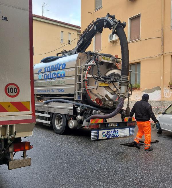 images Catanzaro, si conclude l'epopea della fogna in via Stretto Cappuccini, Critelli: "Risolto un annoso problema" 