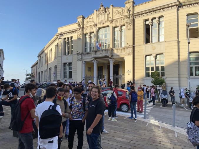 images Catanzaro, si torna a scuola al liceo Siciliani e all'Itts: la prima campanella