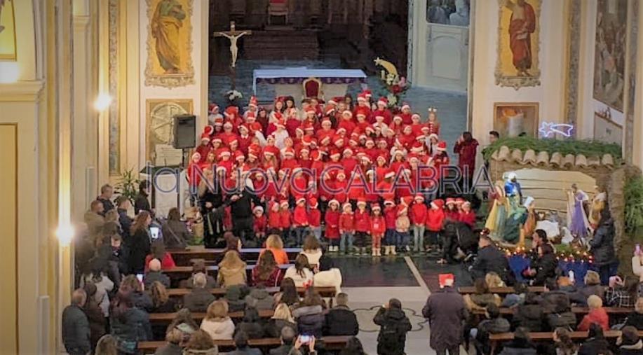 images Squillace, successo per la manifestazione canora natalizia con i ragazzi delle scuole