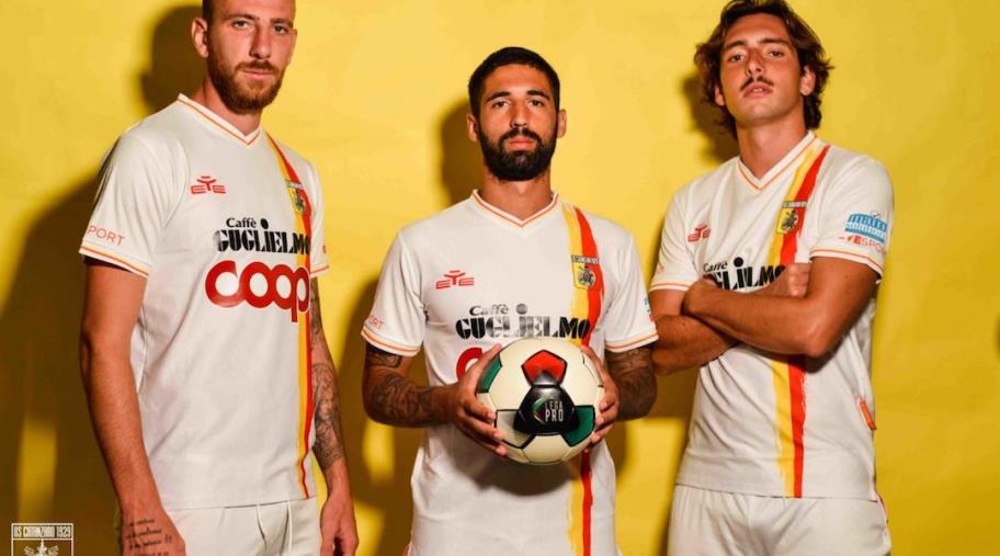 images Us Catanzaro 1929, presentata la nuova maglia away della stagione 2021/2022