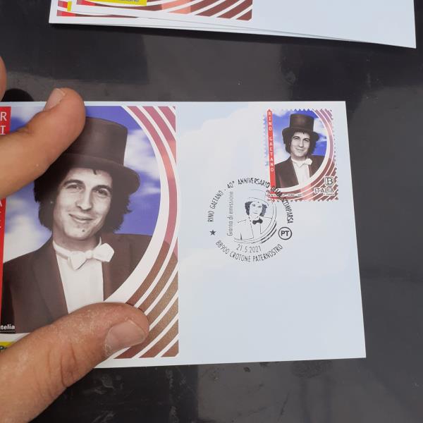 images Un francobollo rende omaggio a Rino Gaetano nel 40esimo della sua scomparsa