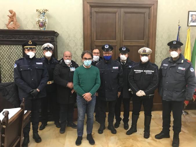 images Coronavirus. L'Assipol e i vigili urbani consegnano i buoni spesa al Comune di Catanzaro