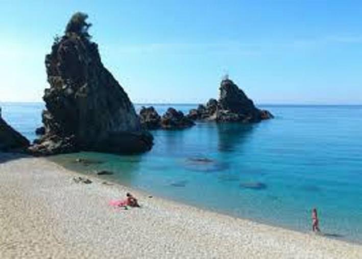 Palmi, due poliziotti fuori servizio salvano una donna colta da un malore in spiaggia