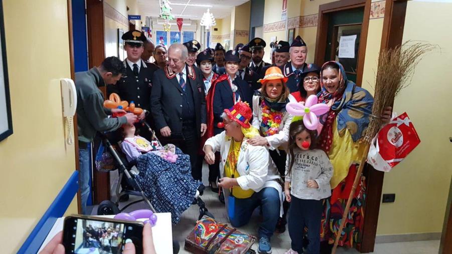 images I carabinieri della Piana di Gioia Tauro regalano doni e sorrisi ai piccoli ricoverati all'ospedale  di Polistena