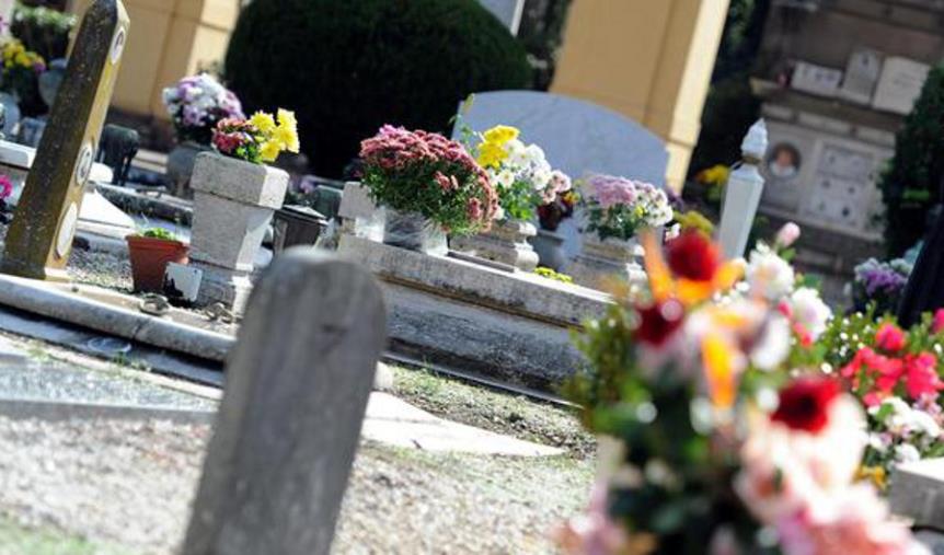 images Tombe profanate a Tropea. Dipendente comunale e figlio ai domiciliari 