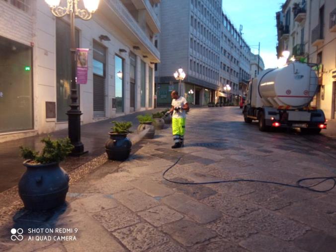 Catanzaro. Eseguito lavaggio delle strade nel centro storico images Catanzaro. Eseguito lavaggio delle strade nel centro storico