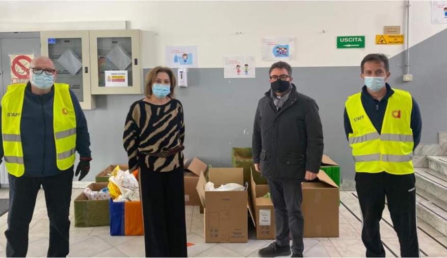 images Con "Le scatole del cuore" di don Gaetano Rocca e della dirigente scolastica Rosetta Falbo la solidarietà diventa amore per il prossimo 