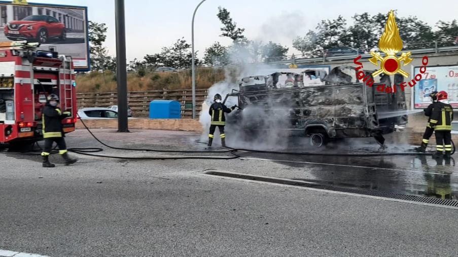 Montepaone. In fiamme un furgone nei pressi del centro commerciale: indagano i carabinieri images Montepaone. In fiamme un furgone nei pressi del centro commerciale: indagano i carabinieri