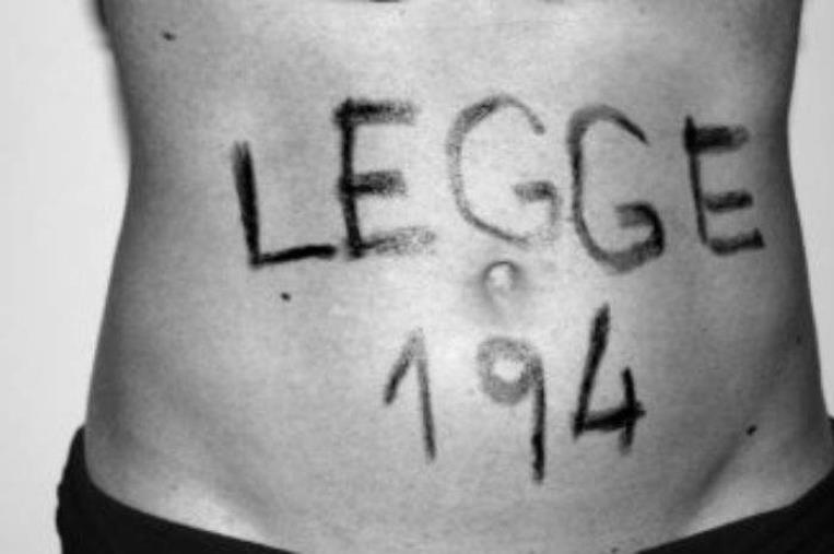 images L'INCHIESTA/1. Aborto, in Calabria il 70% dei ginecologi è obiettore. Va peggio con anestesisti e personale non medico: i numeri