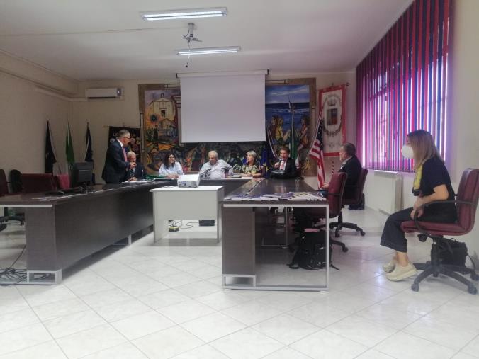 Alla Biblioteca di Botricello libri in dono da parte del Lions Club di Cropani-Botricello -Sellia Marina-Medio Ionio images Alla Biblioteca di Botricello libri in dono da parte del Lions Club di Cropani-Botricello -Sellia Marina-Medio Ionio