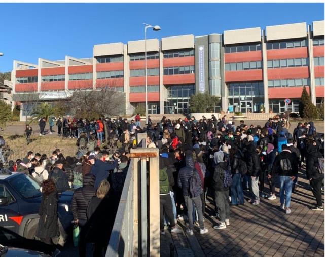 images Molestie al Liceo di Castrolibero, Pellegrino e Dimizio (FDI): "Si faccia chiarezza e si proceda al commissariamento dell’istituto"