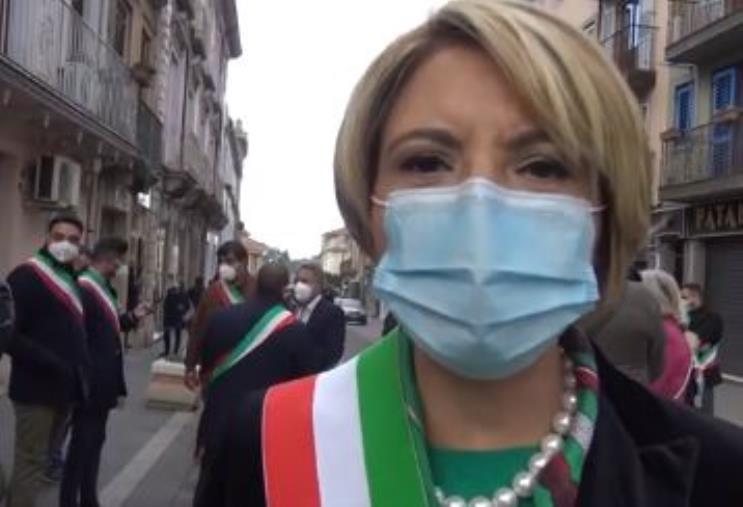 images Caos Sanità. Commissariamento e ritardi nei tamponi: sit-in dei sindaci del Vibonese sotto la Prefettura (VIDEO)