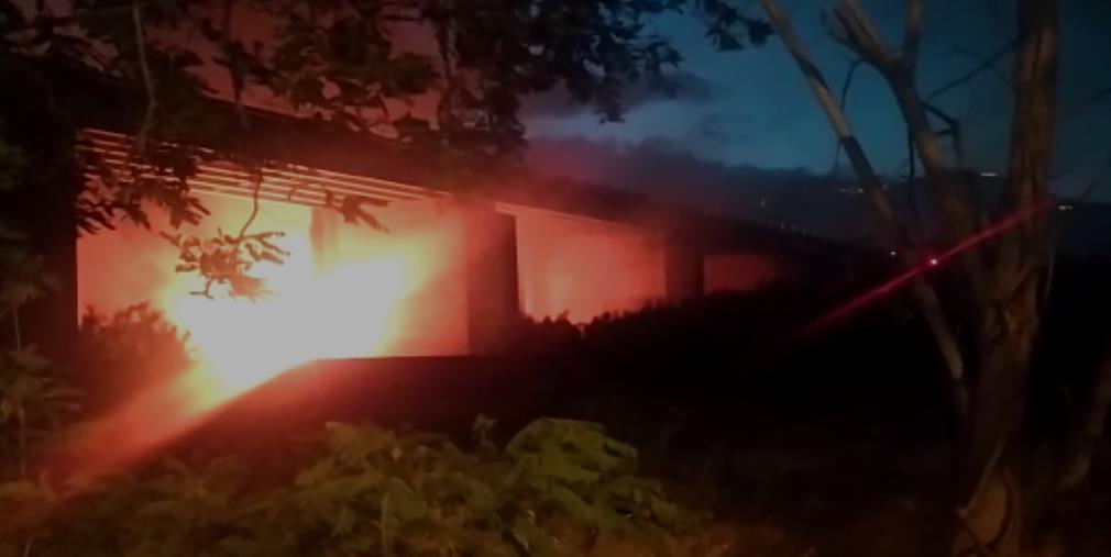 images Fiamme sulla Statale 106 alle porte di Soverato (IL VIDEO)