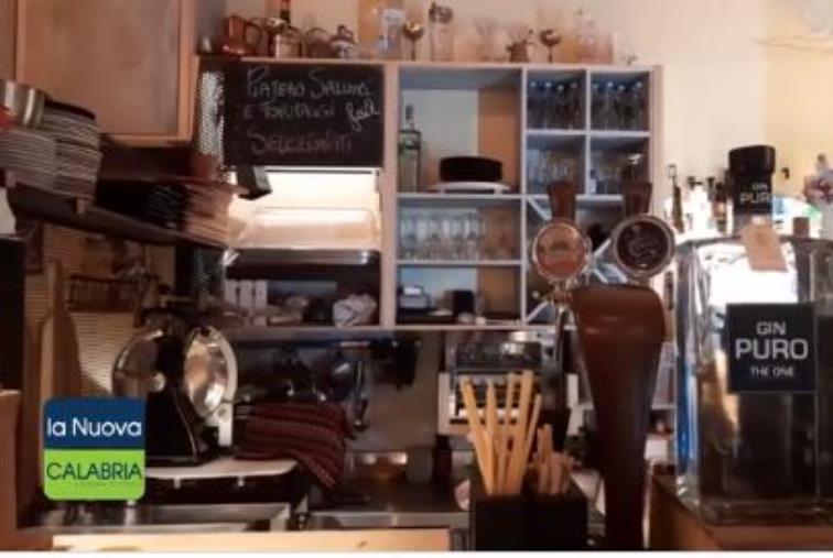 images Il locale che protesta nel centro di Catanzaro: "Fateci lavorare con i tavoli in sicurezza visto che non sapete fare i controlli sull'asporto"