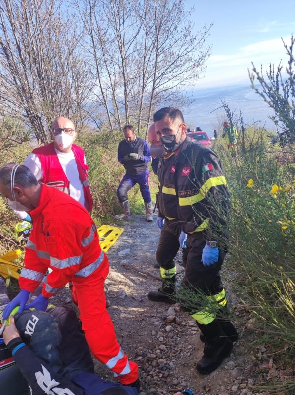 images Cade dalla moto e si rompe una gamba nei boschi lametini: la disavventura di un ingegnere palermitano salvato dalla polizia