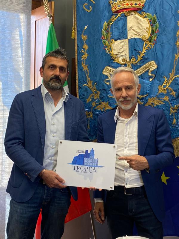 images L'architetto catanzarese Fabio Rotella dona il logo alla città di Tropea: "La mia dichiarazione d'amore per la Perla degli Dei" 