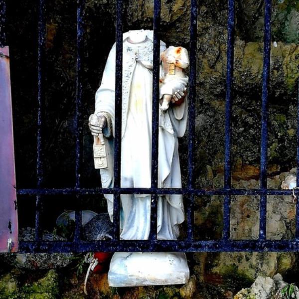 images Orrore a Briatico, vandali decapitano le statue della Madonna e del Bambinello