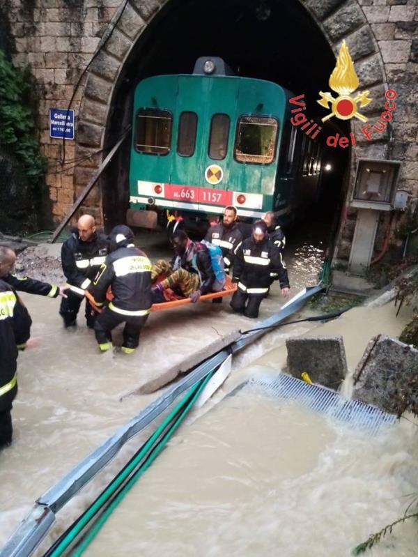 Maltempo, Reggio Calabria sott'acqua. Allagamenti anche nel Lametino (IN AGGIORNAMENTO- FOTO E VIDEO) images Maltempo, Reggio Calabria sott'acqua. Allagamenti anche nel Lametino (IN AGGIORNAMENTO- FOTO E VIDEO)