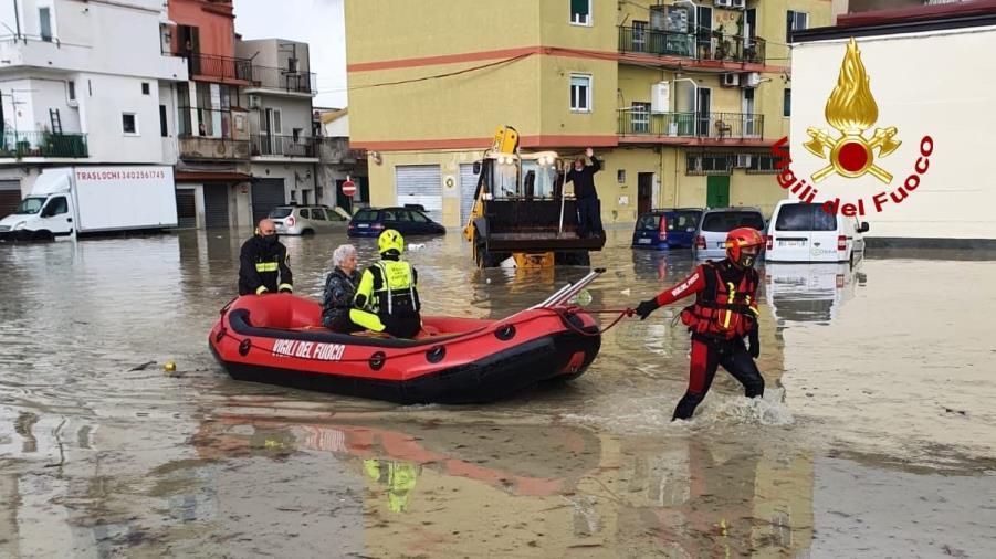 images Violento nubifragio a Crotone. Strade e case allagate, oltre 100 le richieste di aiuto (FOTO E VIDEO)