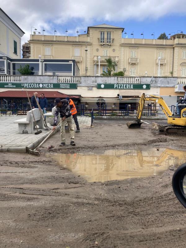 images Maltempo nel Catanzarese, a Soverato si spala il fango dalle strade 