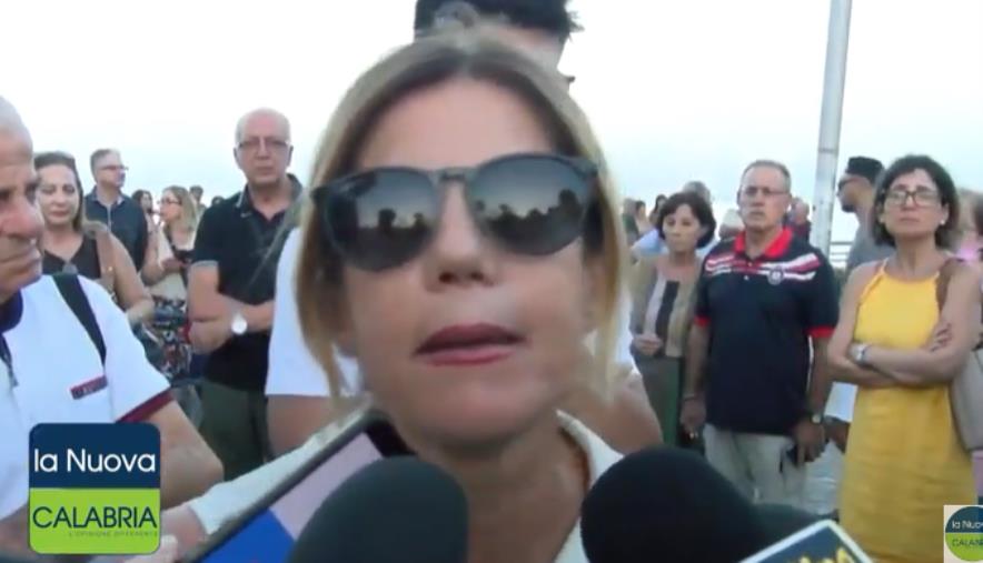 images A Crotone mille fiaccole per Davide, la madre: "Basta essere omertosi"