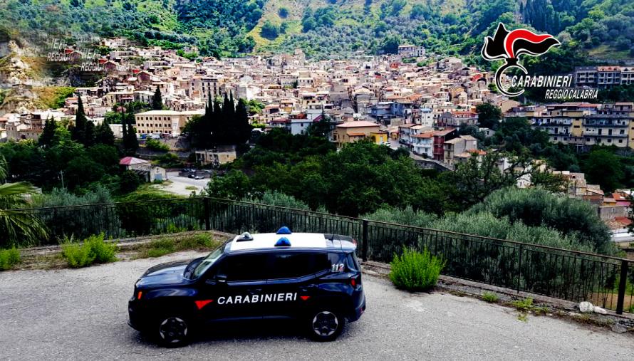 images Mammola. Tenta di nascondere la droga sotto il sedile dell’auto, arrestato 31enne extracomunitario  